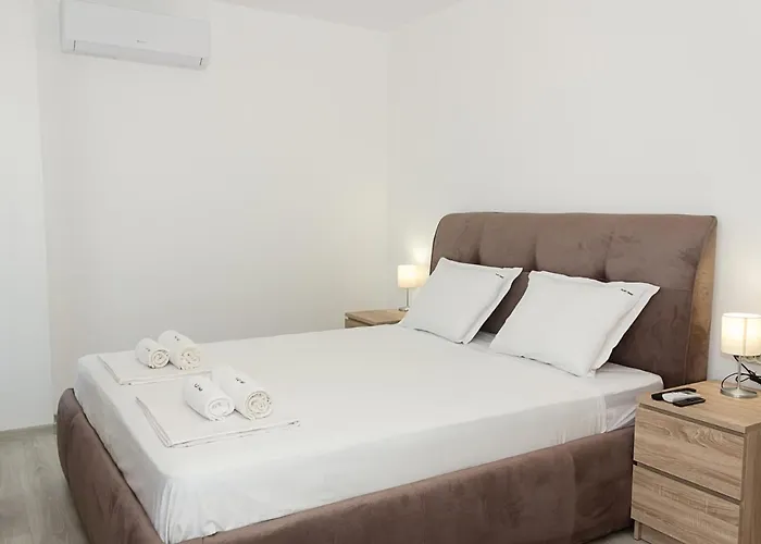 Modern Haven In Retreat With Chic Ambiance By Flat Mаnager Apartment Warna