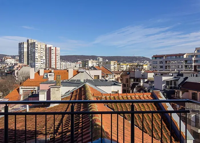 Modern Haven In Retreat With Chic Ambiance By Flat Mаnager * Warna