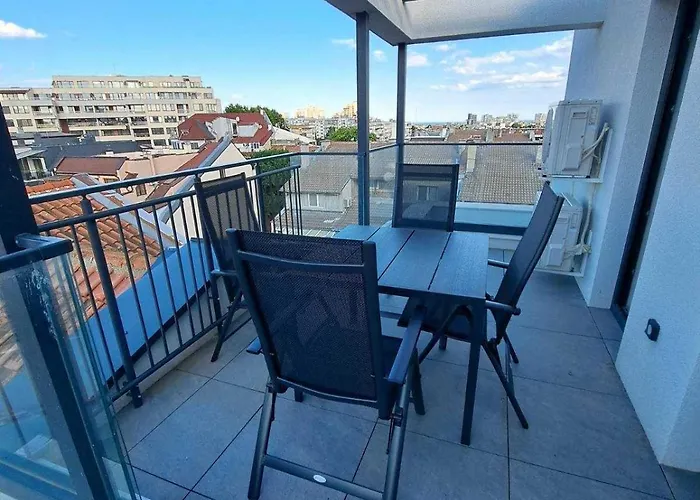 Modern Haven In Retreat With Chic Ambiance By Flat Mаnager * Warna